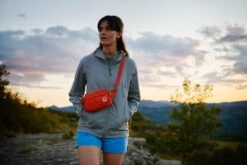 FJÄLLRÄVEN Fjällräven High Coast Heuptasje - Navy -Buitensport Winkel fjaellraeven high coast lite women shorts river blue 9 935444