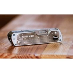 Leatherman Free T4 Multitool - Navy -Buitensport Winkel leatherman free t4 12 in 1 multi tool crimson 8 1001601